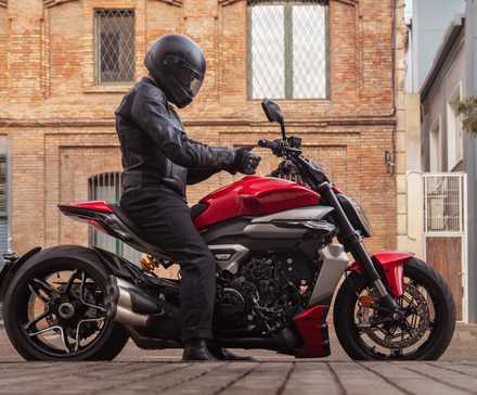 Vista lateral da Ducati XDiavel V4 2025
