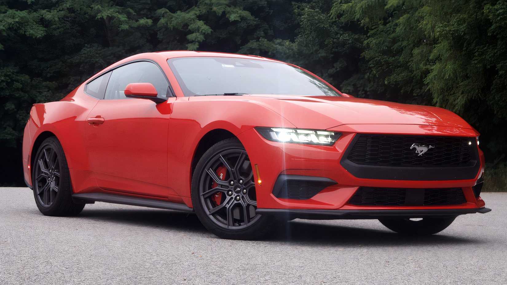 2025 Ford Mustang EcoBoost, frente 3/4 estacionado na estrada