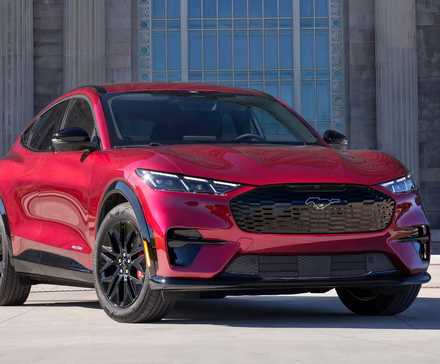 Foto frontal de três quartos de um Ford Mustang Mach-E 2025 vermelho