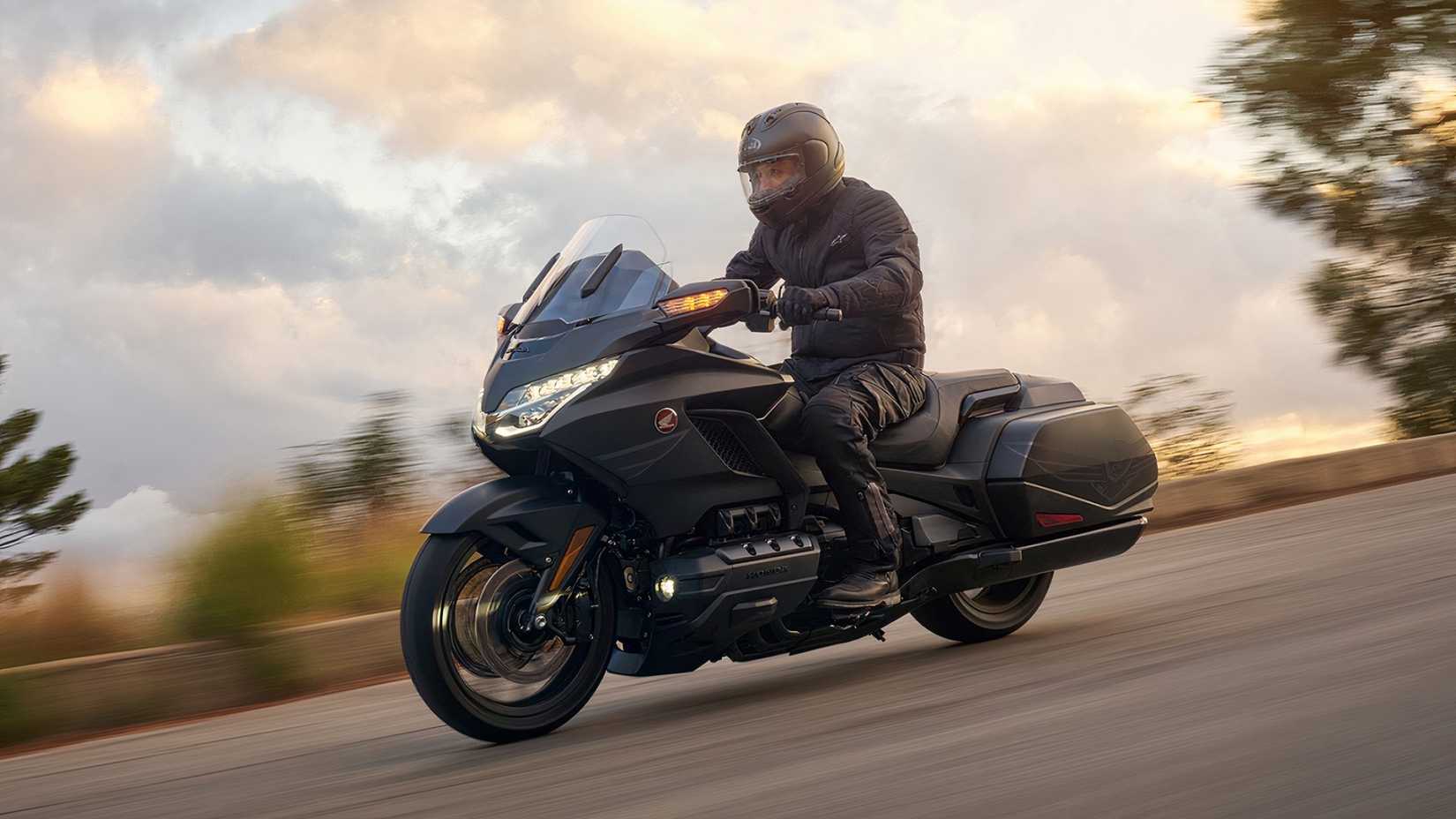 2025 Honda Gold Wing 50th Anniversary Edition acelerando a visualização rápida do papel de parede em HD