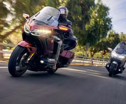 2025 Honda Gold Wing Tour acelerando na estrada