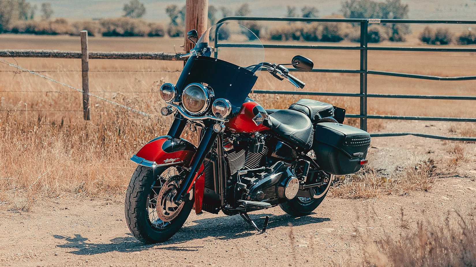 Foto estática do quarto frontal da Harley-Davidson Heritage Classic 2025