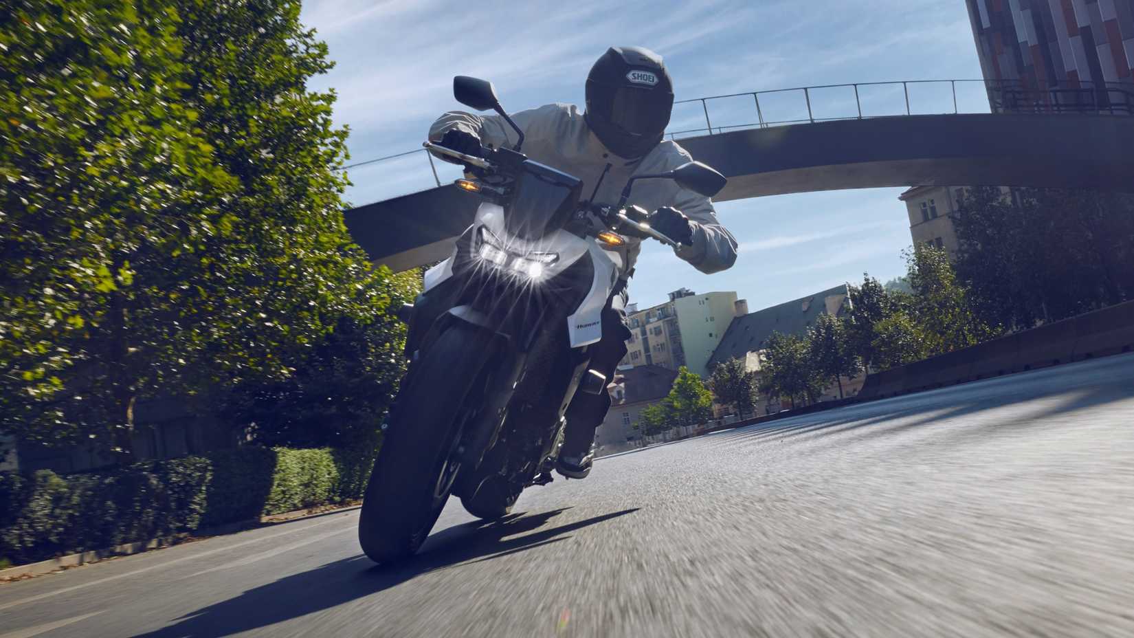 2025 Honda CB750 Hornet acelerando a vista do painel frontal