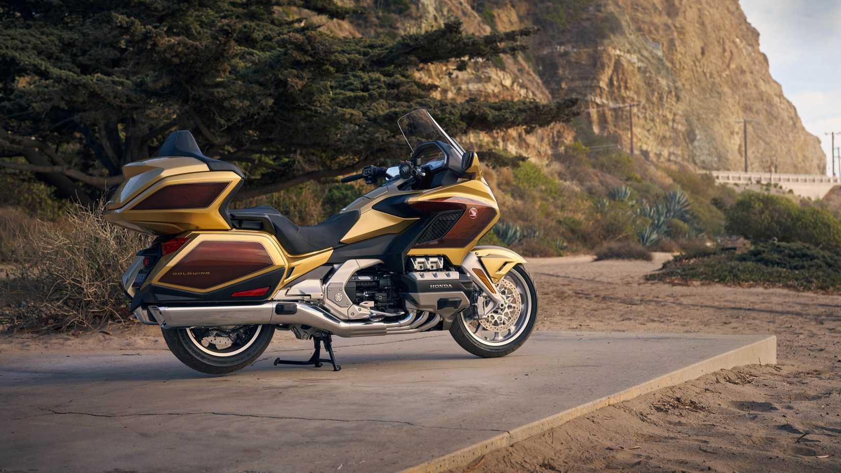 Avec ses nombreux équipements de série, son raffinement inégalé et plusieurs innovations mondiales, la Gold Wing Tour s'impose comme la routière idéale pour les longs trajets, surpassant Harley-Davidson tant en termes de prix que d'équipements.