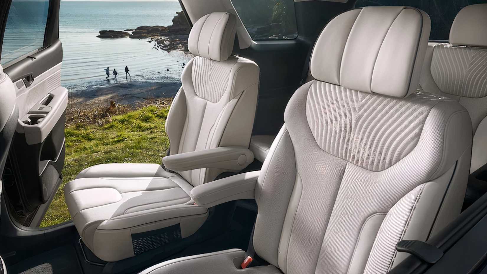Foto interna do assento traseiro do Hyundai Palisade 2025 com assentos de capitão