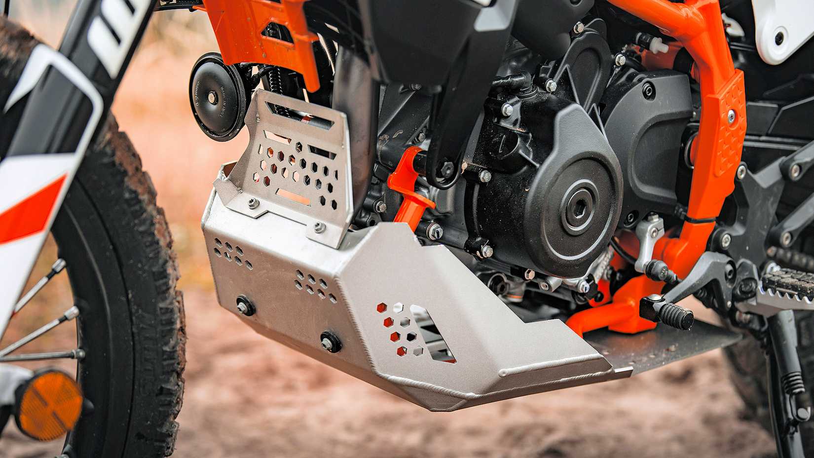 Detalhe do close-up da placa antiderrapante 2025 KTM 390 Adventure R