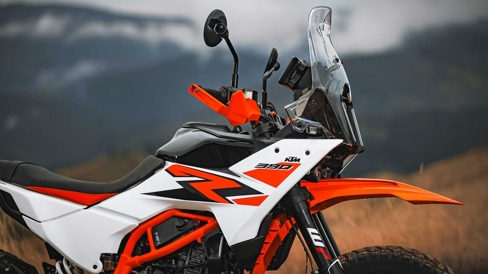 Tiro frontal estático da KTM 390 Adventure R 2025
