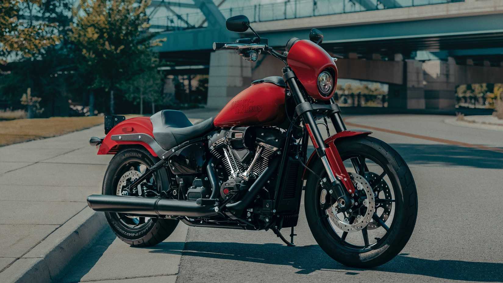 2025 Harley-Davidson Low Rider S estacionado na rua, vista frontal do terceiro quarto