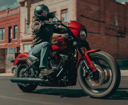 2025 Harley-Davidson Low Rider S acelerando a vista frontal do terceiro quarto