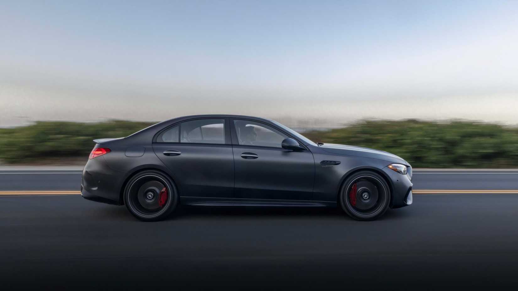 Lado de desempenho Mercedes-AMG C63S E 2025
