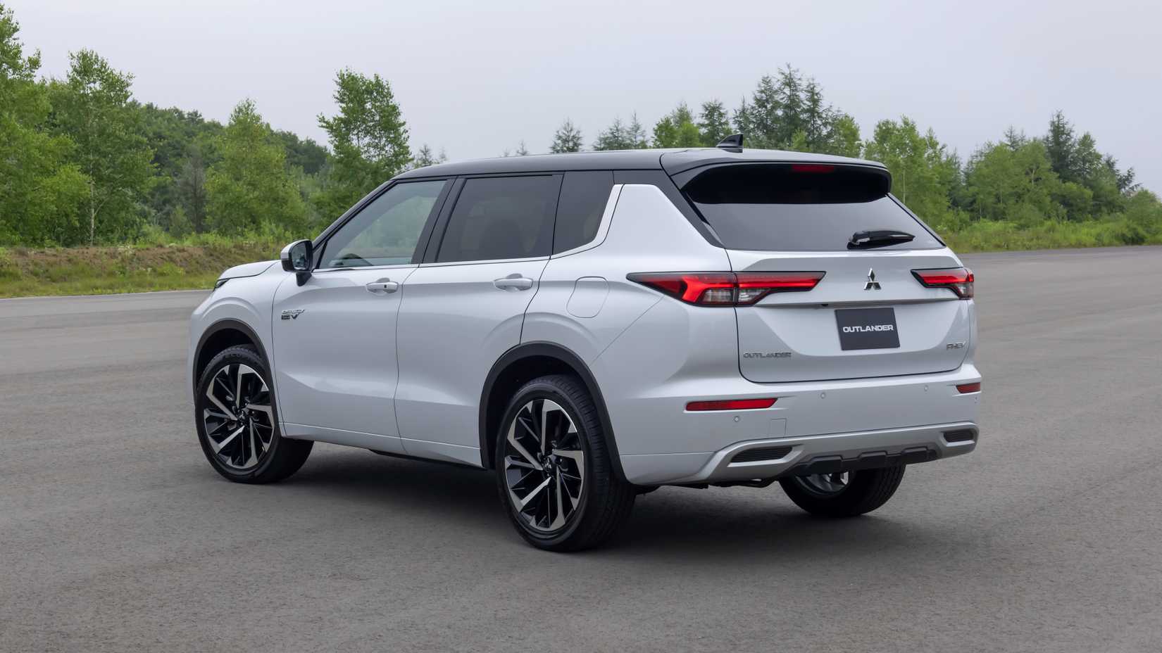 2025 Outlander PHEV Exterior Side And Rear Profile