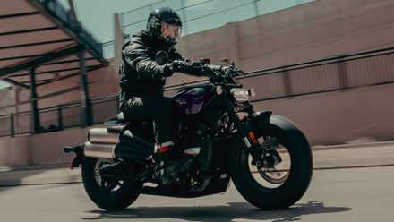 2025 Harley-Davidson Sportster S acelerando a vista frontal do terceiro quarto