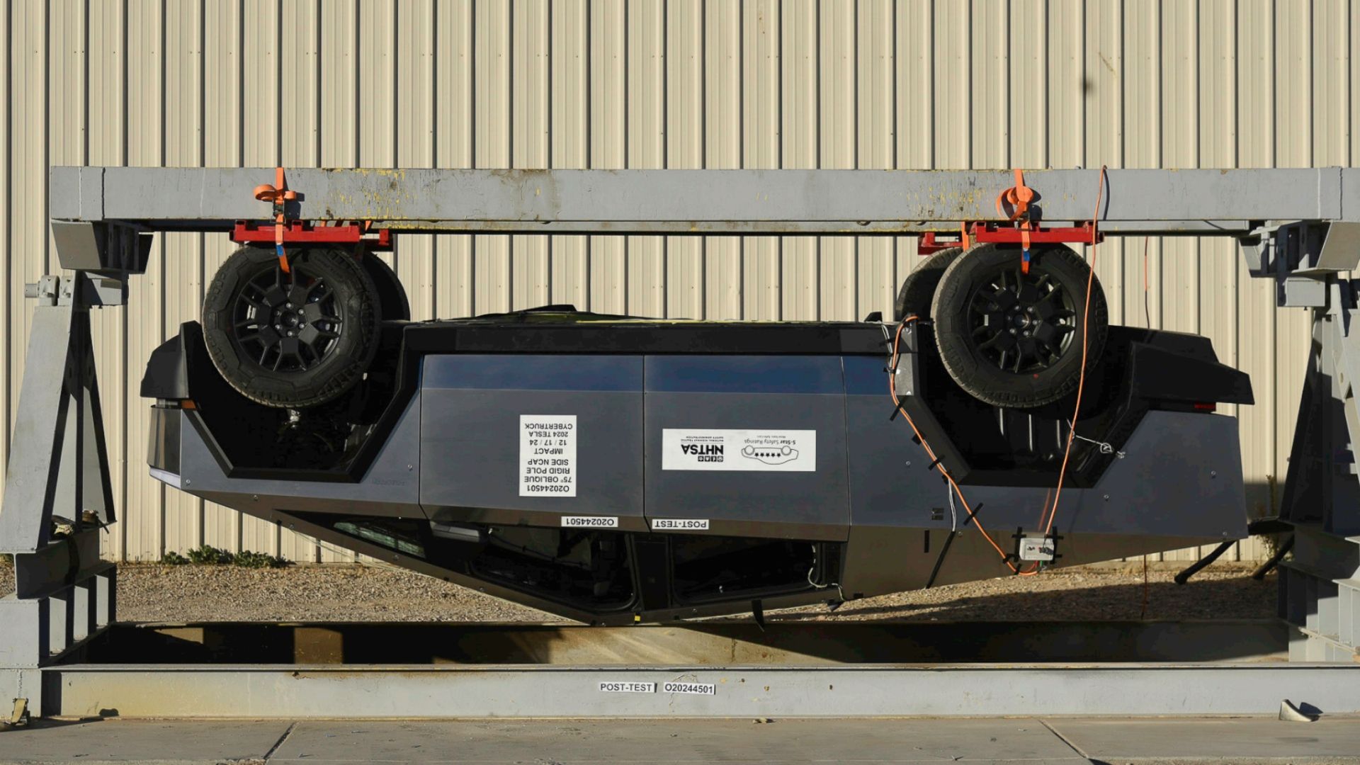 Telhado 02 do teste de colisão do Tesla Cybertruck 2025
