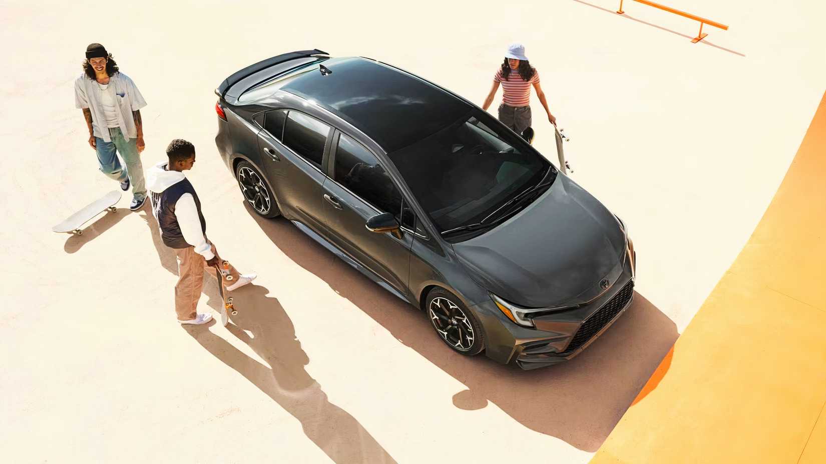 Um Toyota Corolla Hybrid 2025 cinza em uma pista de skate.