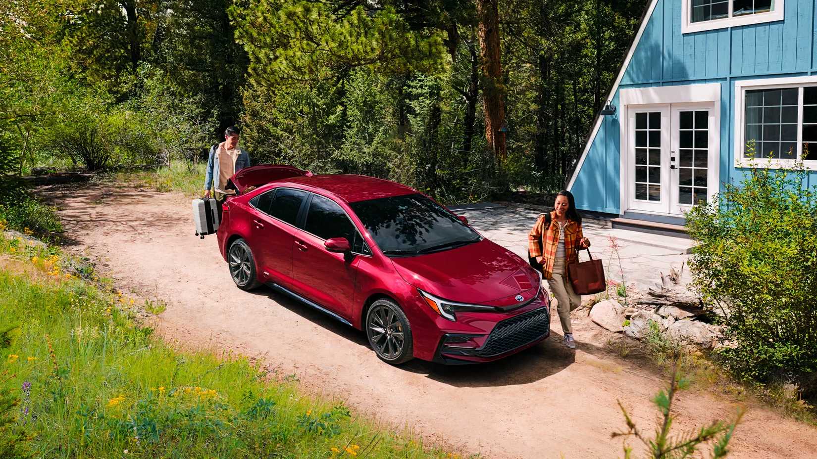Um Toyota Corolla Hybrid 2025 vermelho está estacionado.