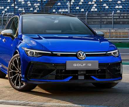 2025 Volkswagen Golf R em azul estacionado na pista
