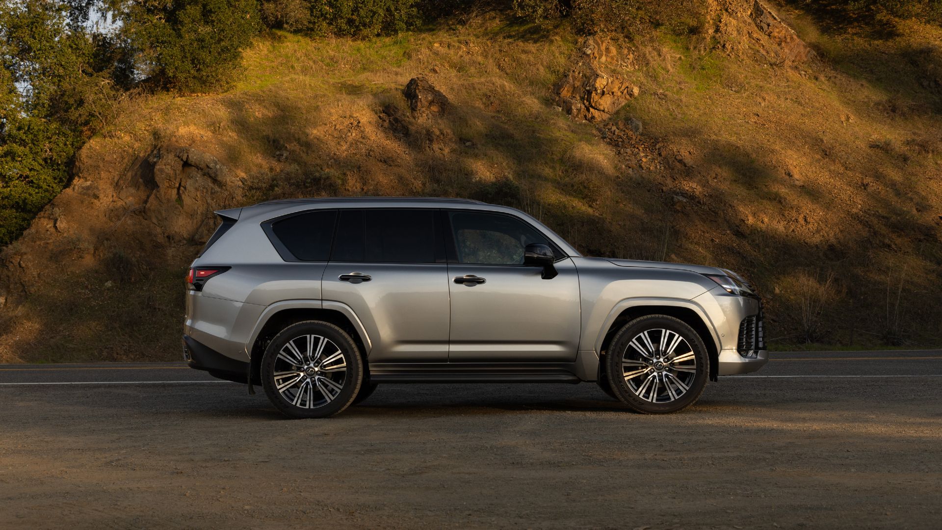 2025 Lexus LX 700h Luxury Atomic Silver