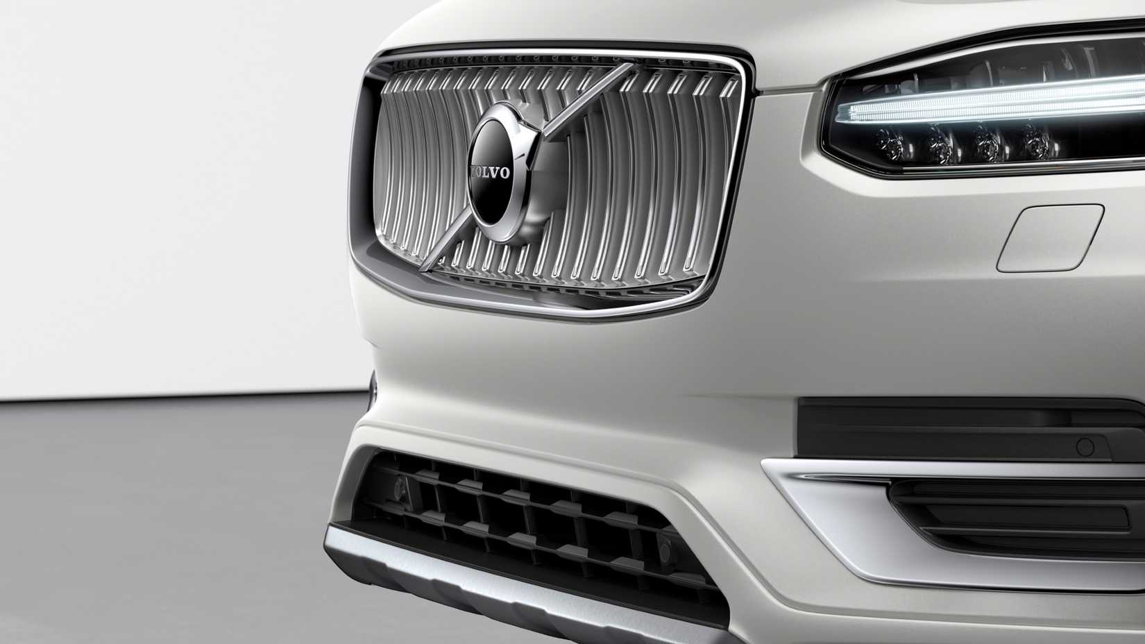 XC90 Plug-In Hybrid Inscription T8 in Birch Light Metallic Front Facsia Close Up