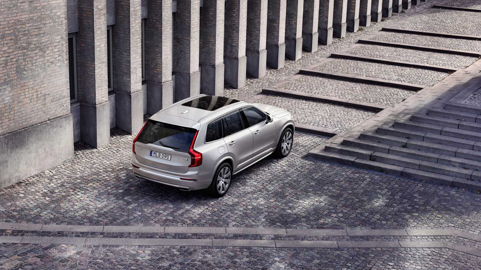 XC90 Plug-In Hybrid Inscription T8 in Birch Light Metallic