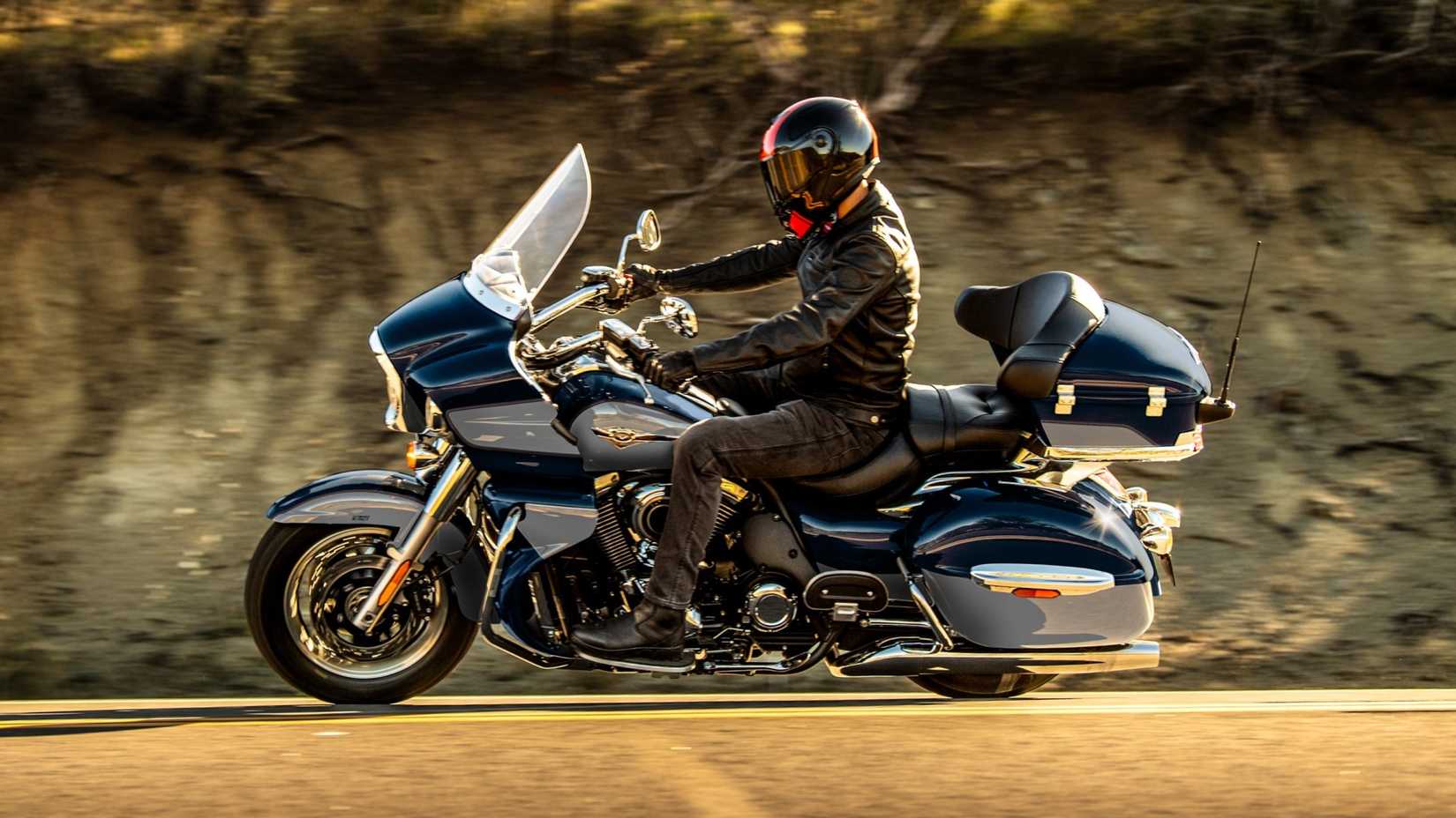 Uma vista lateral do Kawasaki Vulcan 1700 Voyager 2025 acelerando