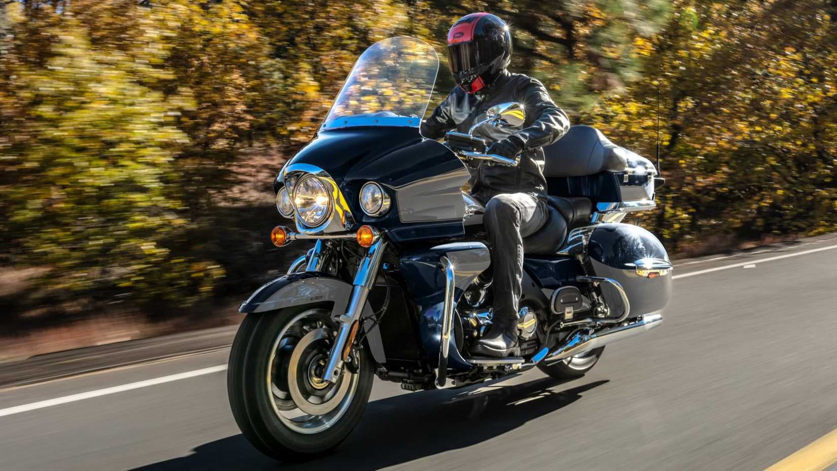 2025 Kawasaki Vulcan 1700 Voyager acelerando a vista frontal do terceiro quarto