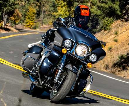 2025 Kawasaki Vulcan 1700 Voyager em curva vista do painel frontal