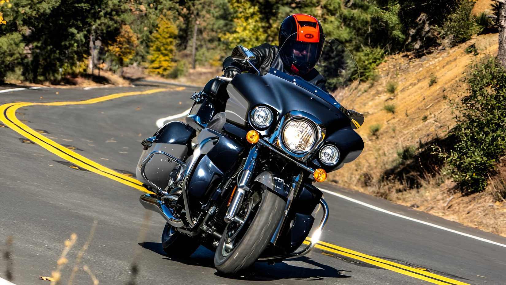 Uma foto de ação das curvas da Kawasaki Vulcan 1700 Voyager 2025