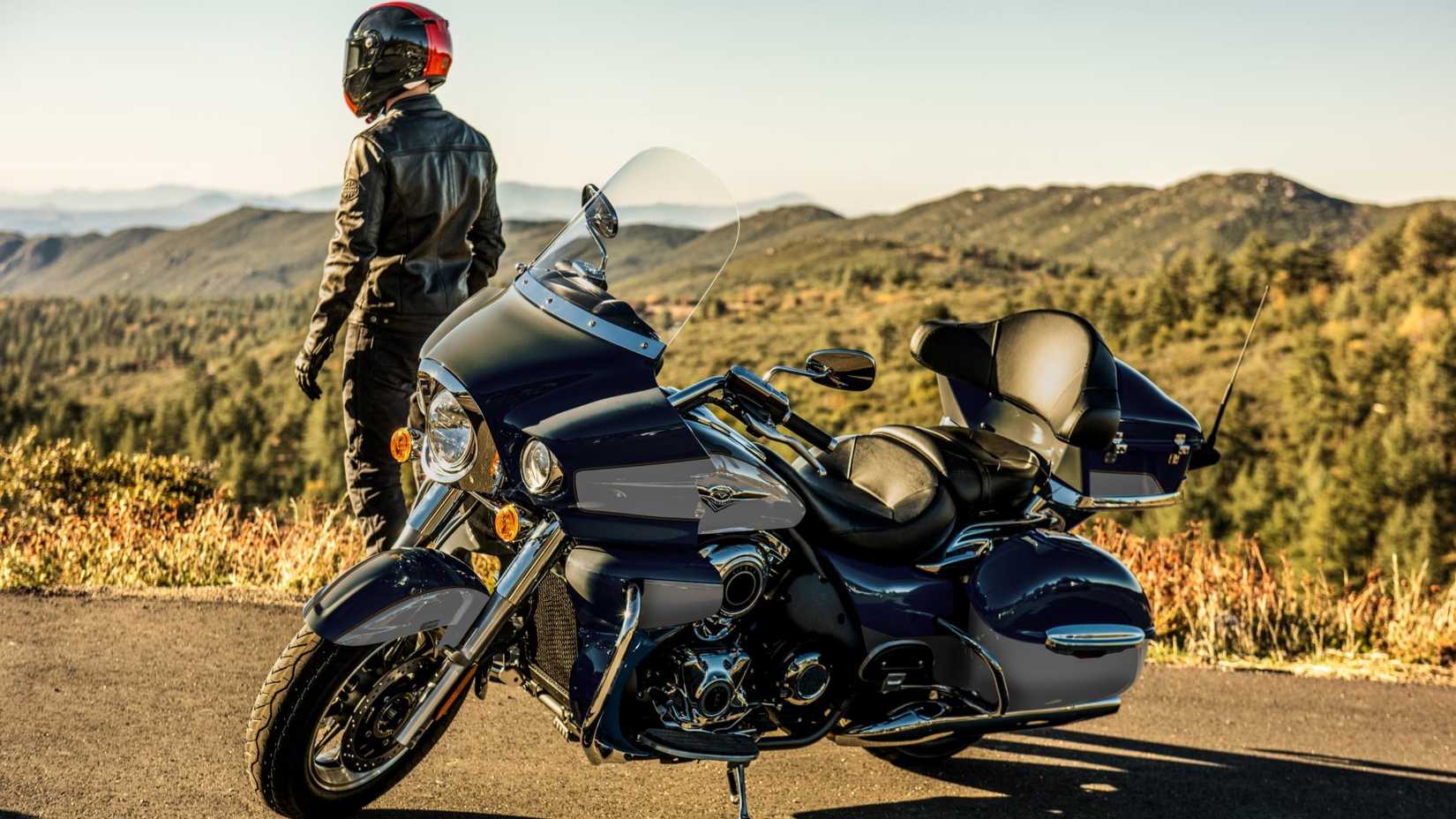 Um piloto ao lado da Kawasaki Vulcan 1700 Voyager 2025