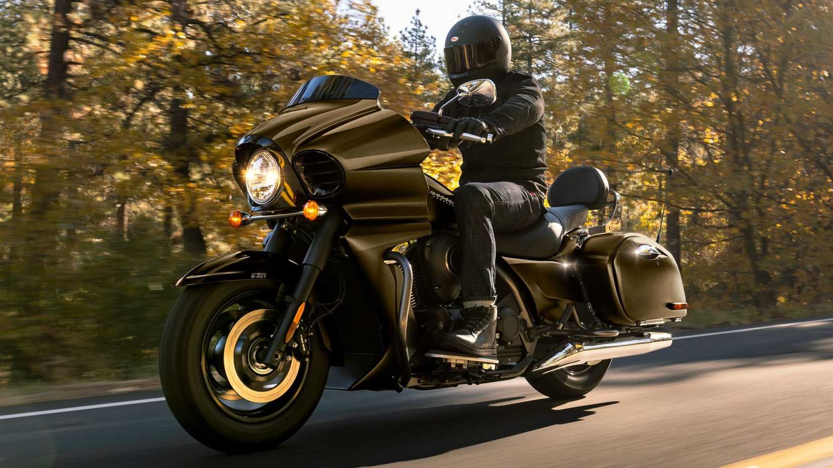 2025 Kawasaki Vulcan 1700 Vaquero acelerando a vista frontal do terceiro quarto