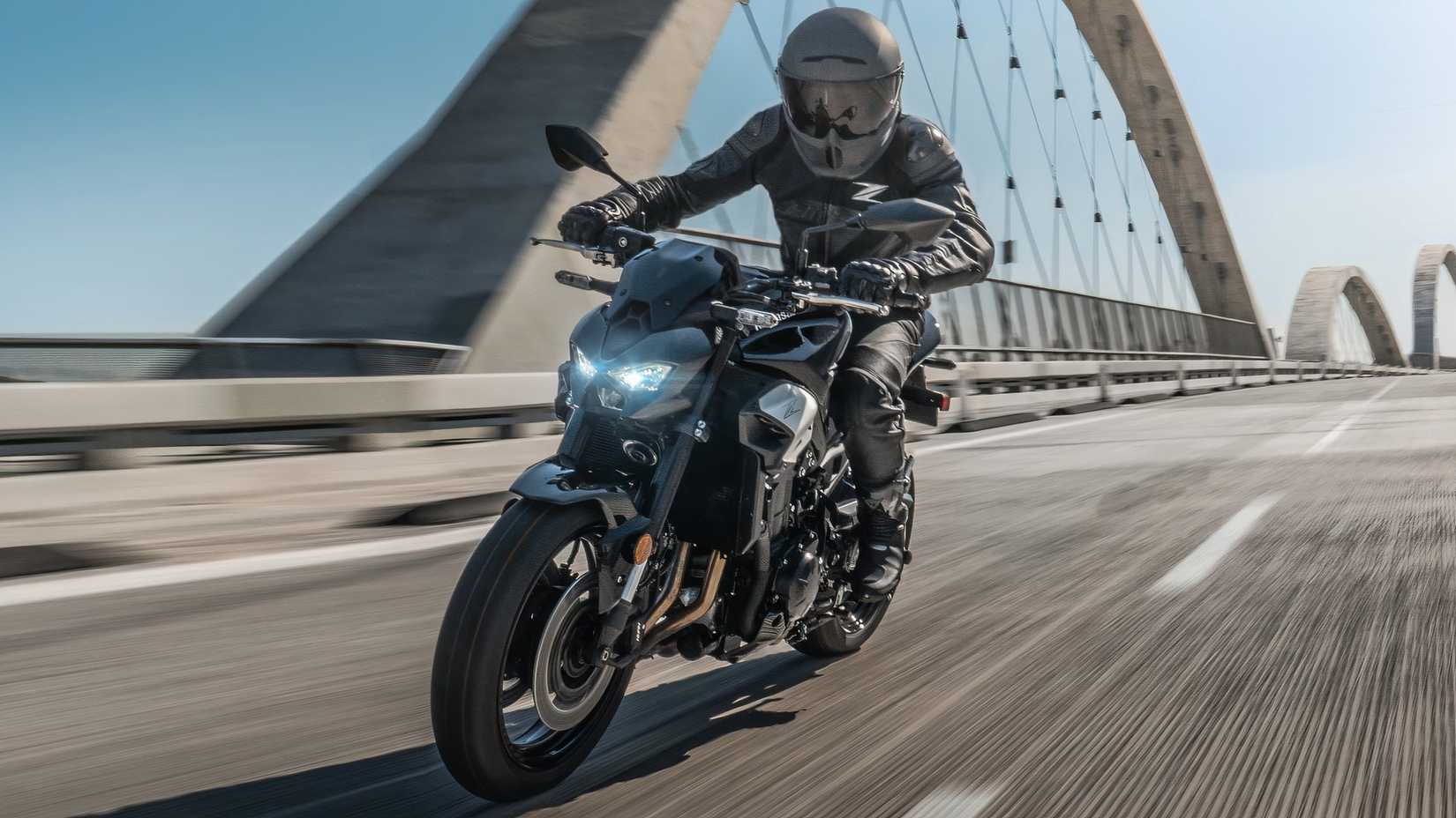 2025 Kawasaki Z900 acelerando na frente da estrada, vista do terceiro quarto