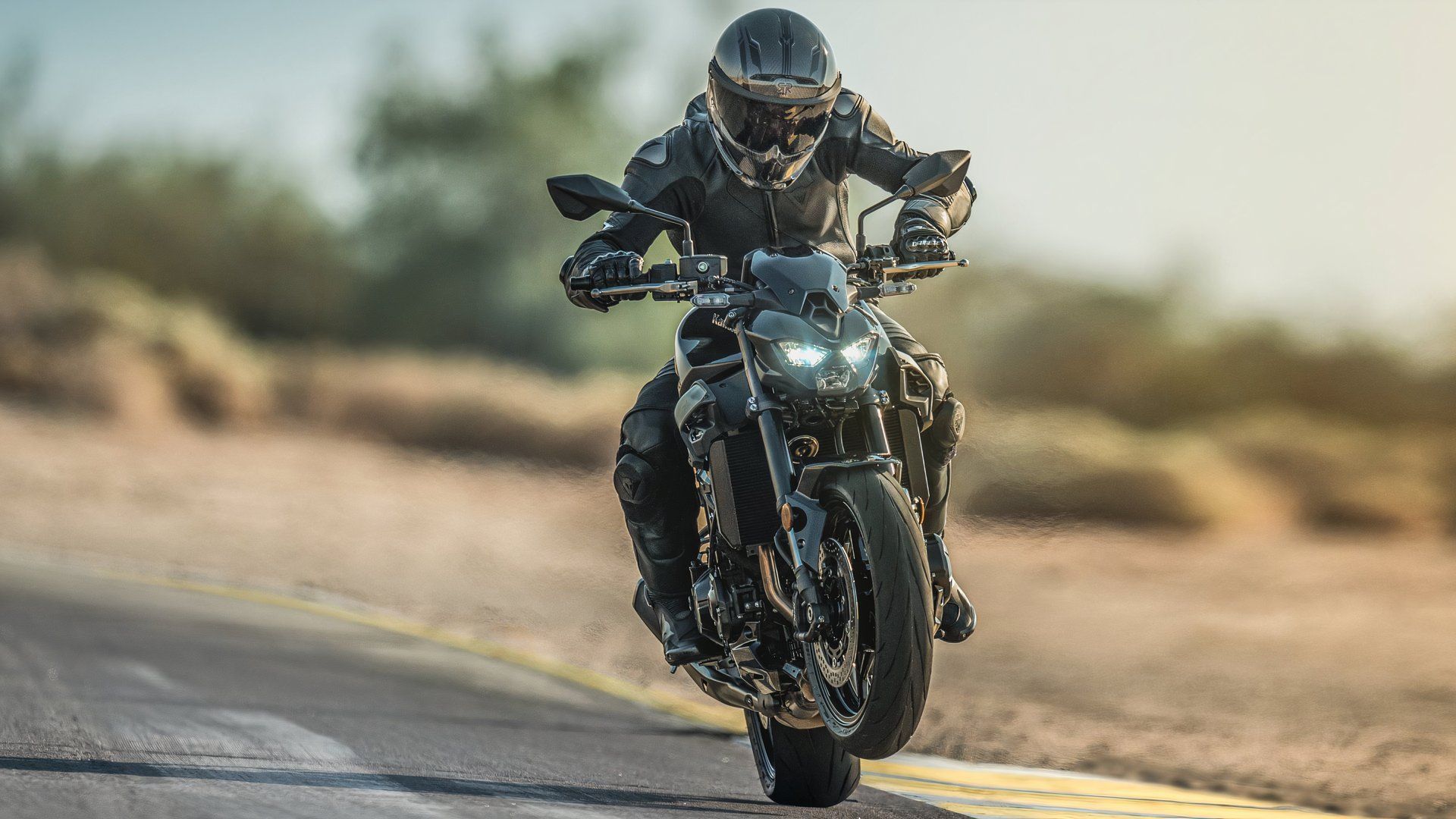 2025 Kawasaki Z900 estourando uma bicicleta esportiva nua com cavalinhos hd papel de parede