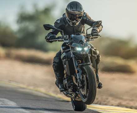 2025 Kawasaki Z900 estourando uma bicicleta esportiva nua com cavalinhos hd papel de parede