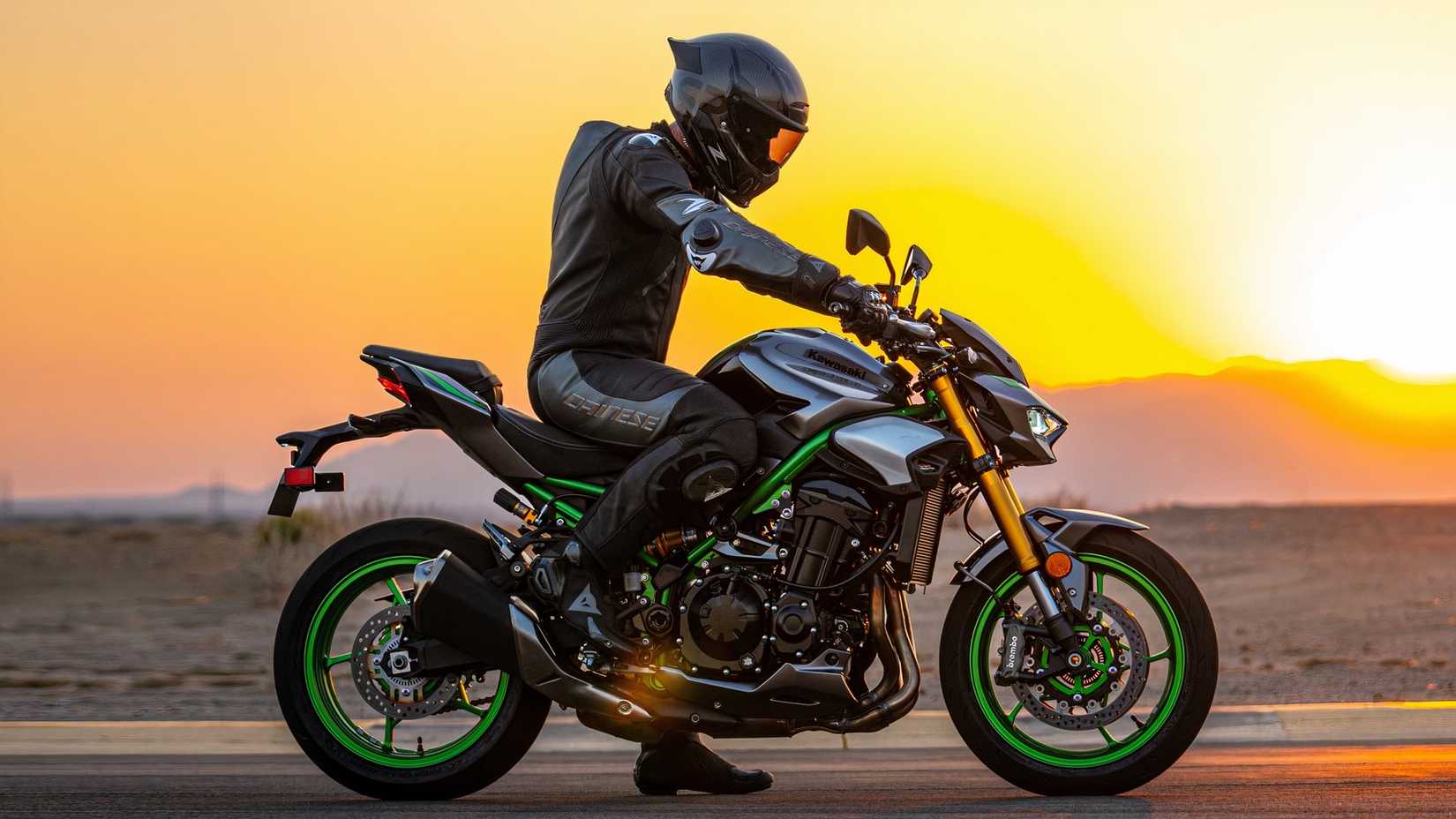 2025 Kawasaki Z900 cinematográfico pôr do sol tiro hd papel de parede de bicicleta esportiva