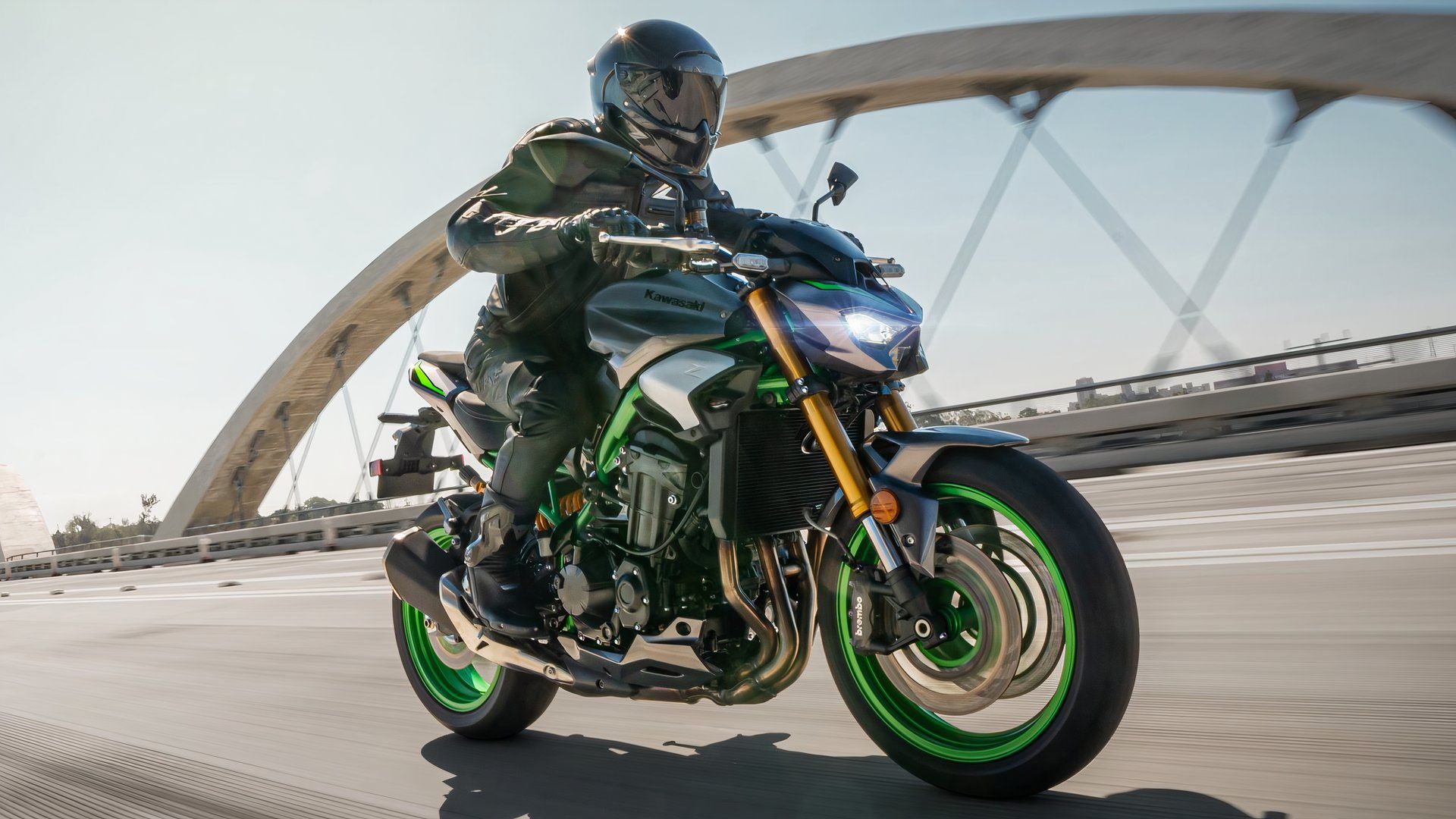 2025 Kawasaki Z900 looks dashing with the iconic lime green accents
