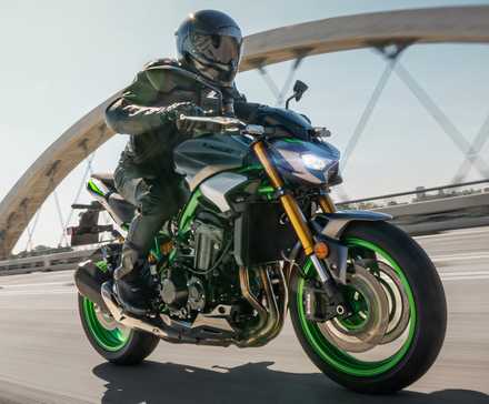 2025 Kawasaki Z900 parece arrojado com os icônicos detalhes em verde limão