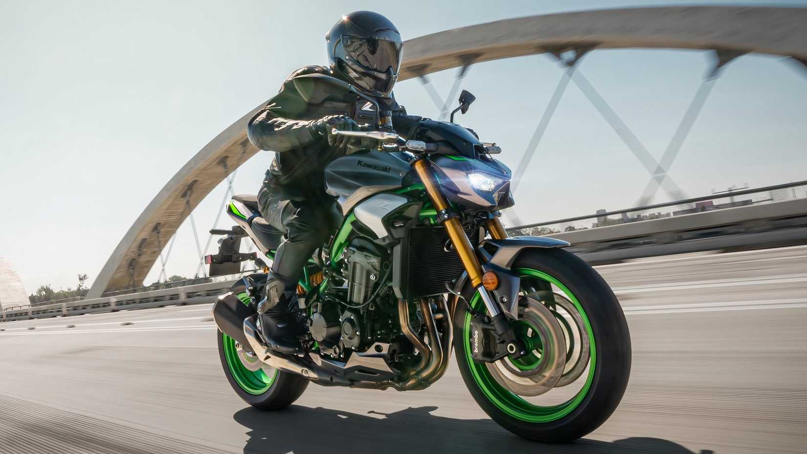 2025 Kawasaki Z900 parece arrojado com os icônicos detalhes em verde limão