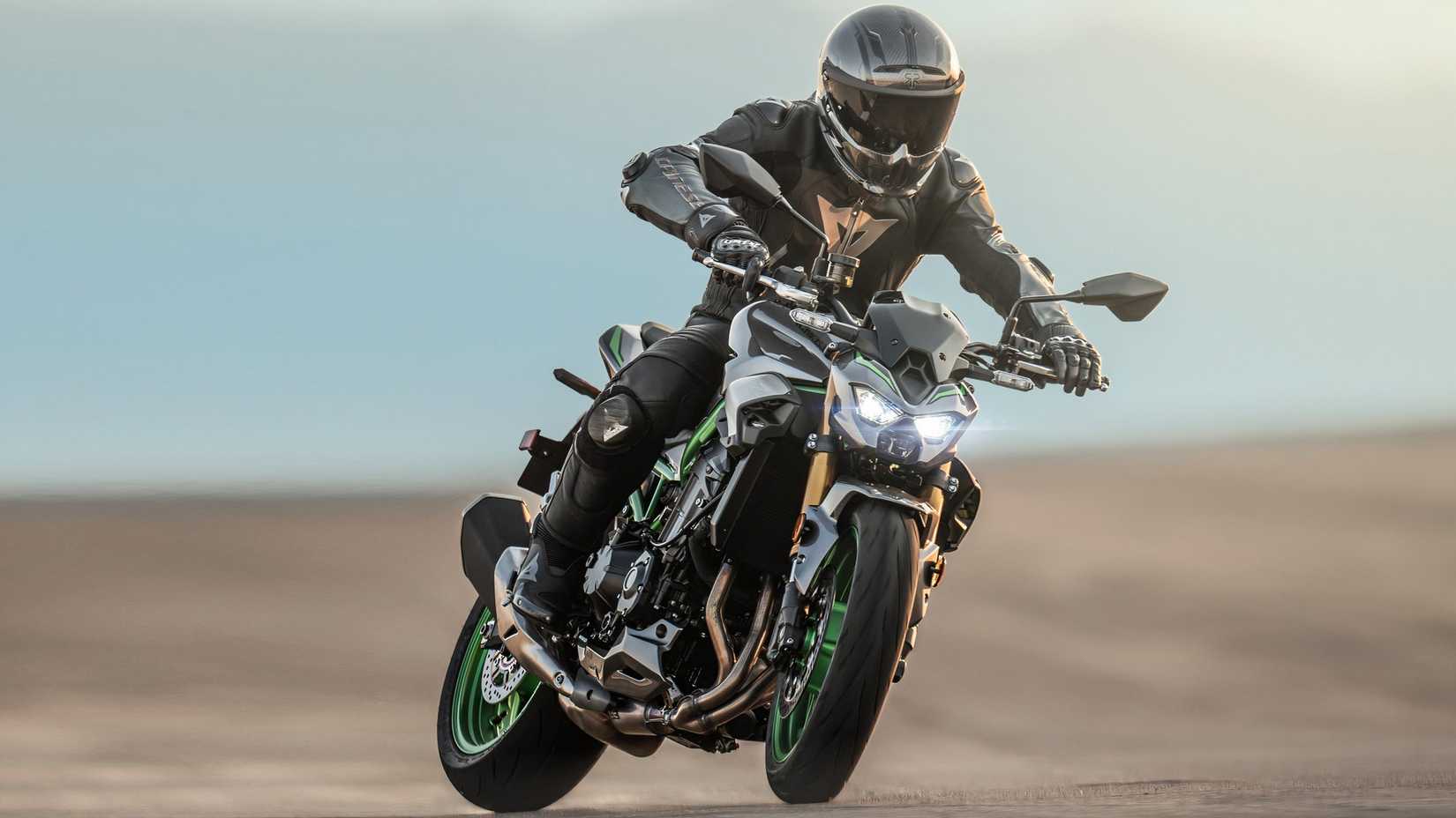 2025 Kawasaki Z900 freando agressivamente vista do painel frontal