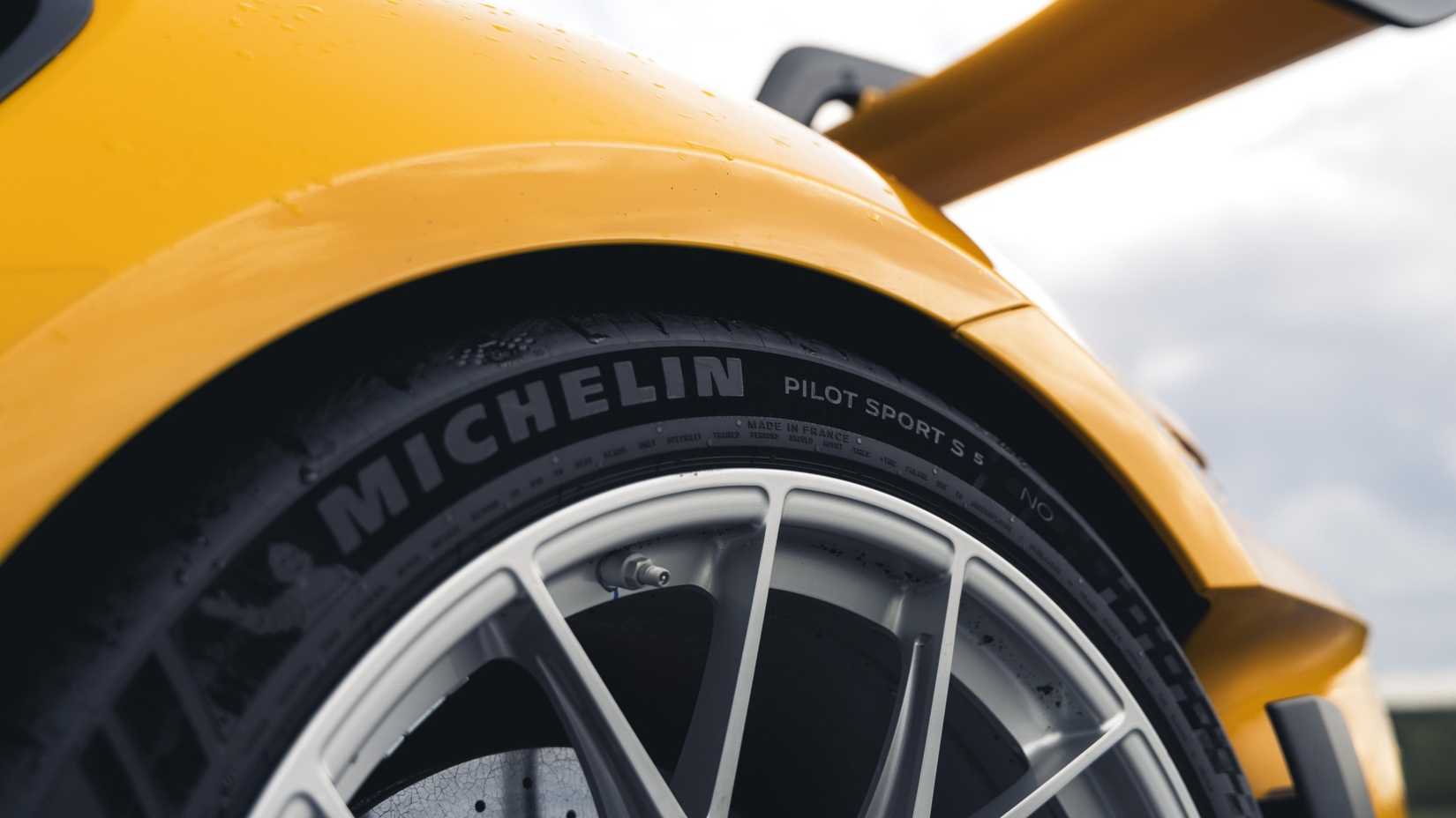 Porsche 911 GT3 RS With Wet Tires Detail