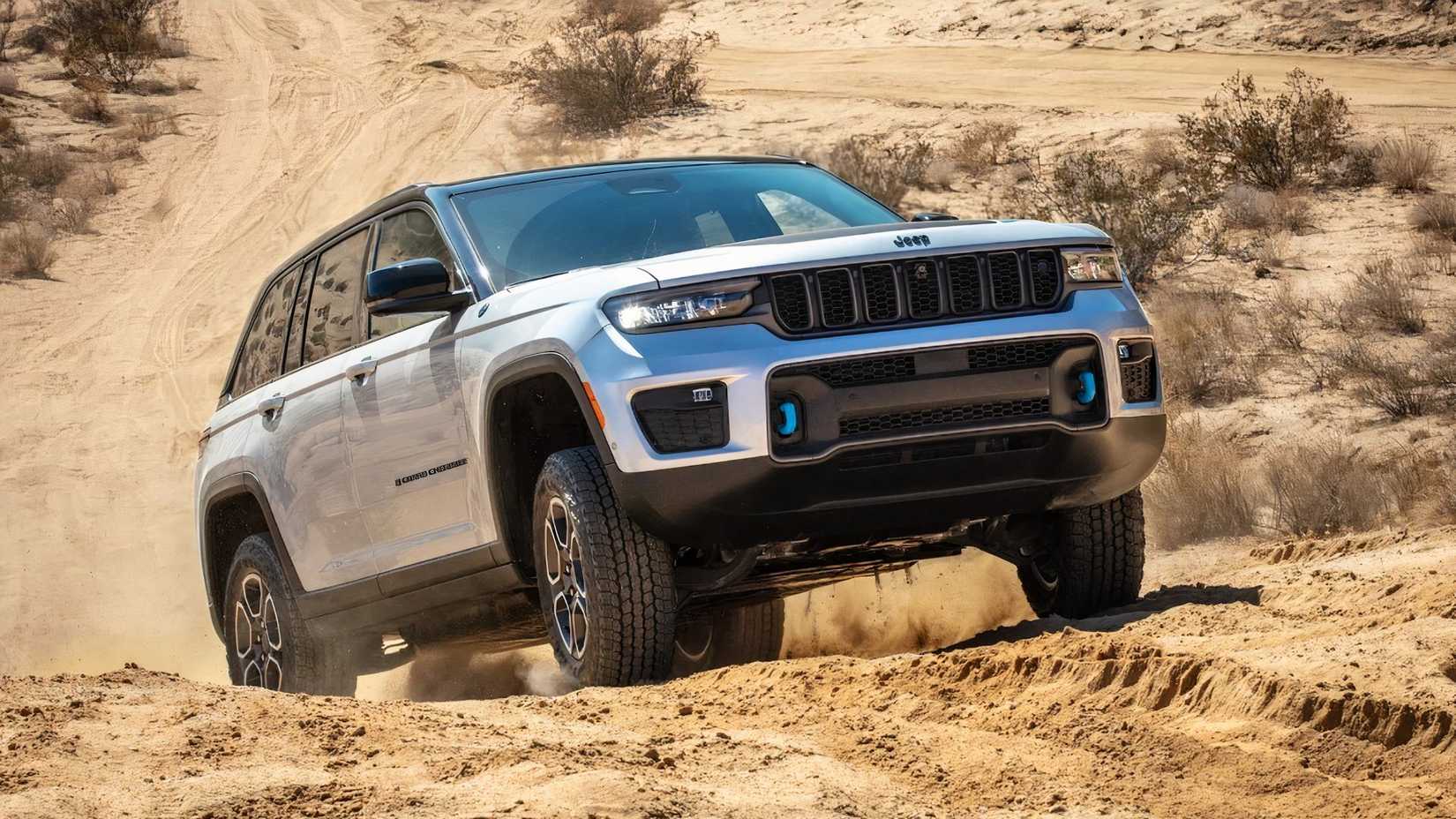 Foto frontal de ação 3/4 de um Jeep Grand Cherokee 4xe Trailhawk 2025