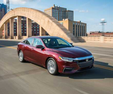 2019 Honda Insight Exterior dirigindo por uma ponte