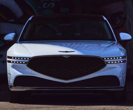 2025 Genesis G90 em branco estacionado contra a parede