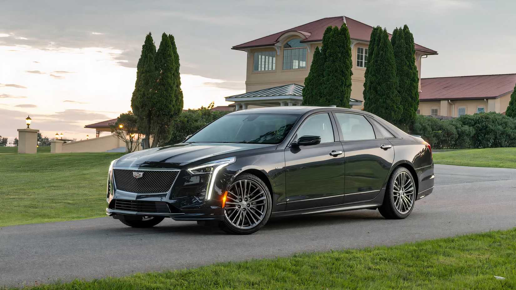 2020 Cadillac CT6-V em preto estacionado na estrada imobiliária