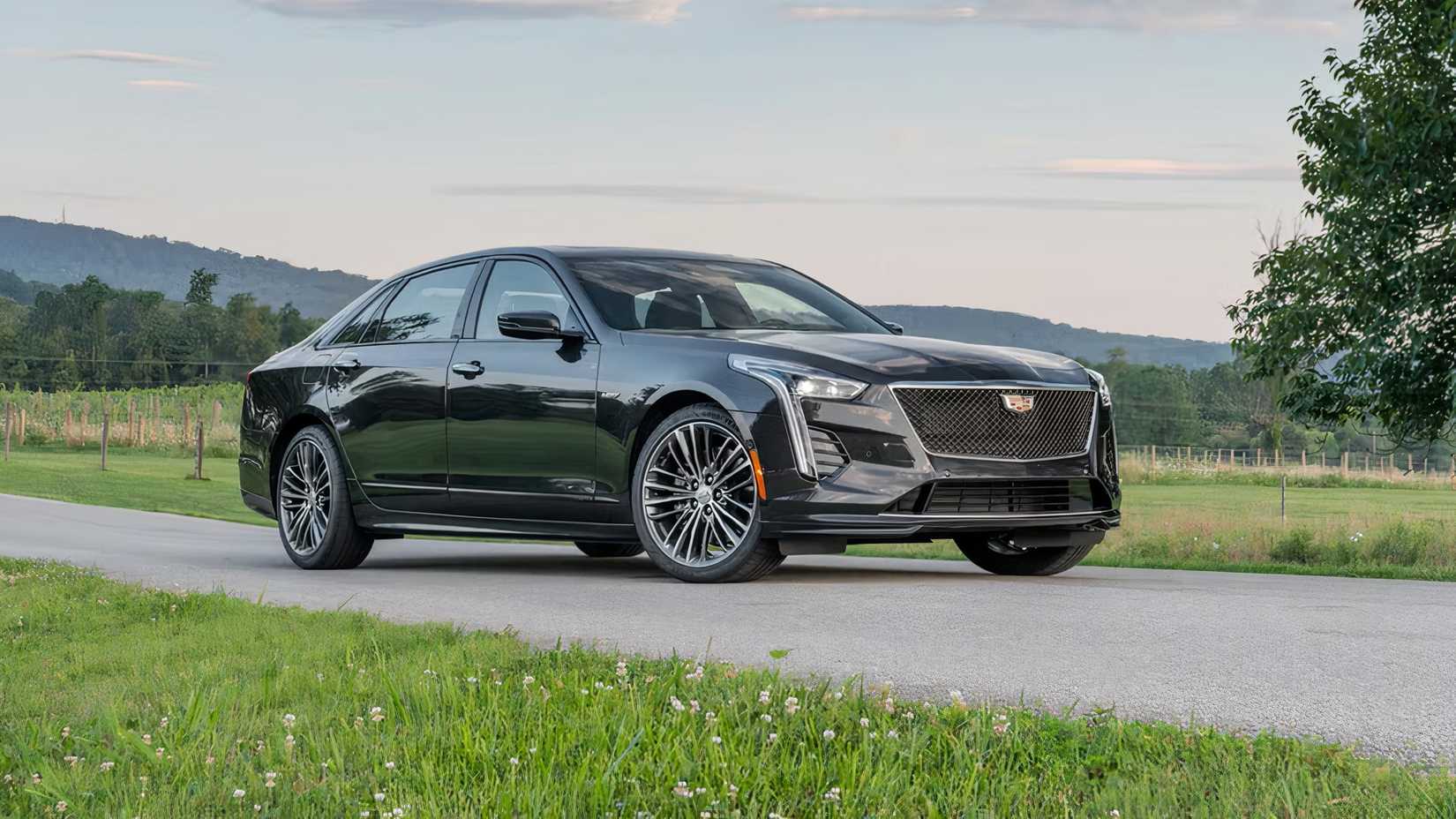 2020 Cadillac CT6-V em preto posando em estrada secundária