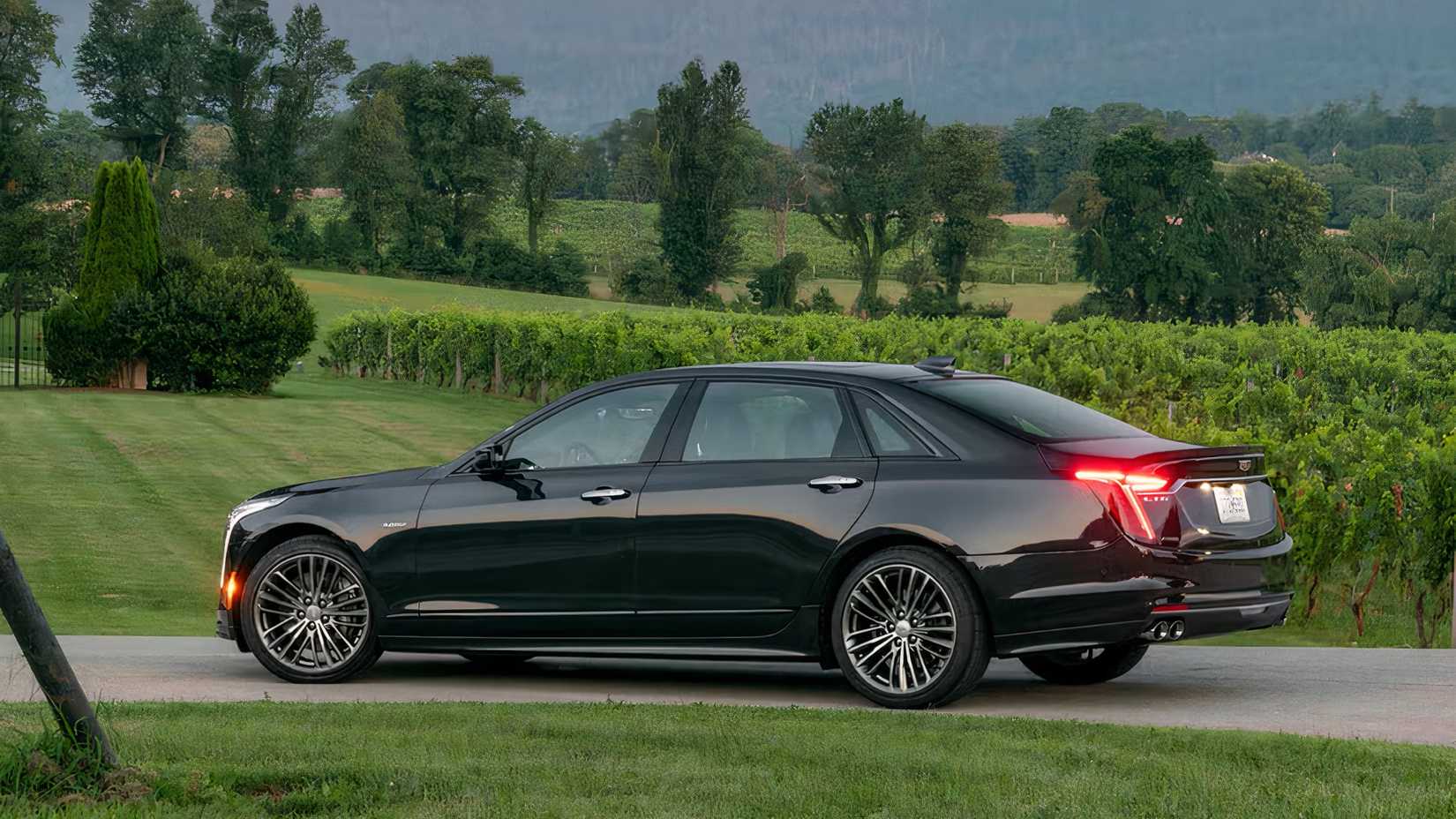 2020 Cadillac CT6-V em preto dirigindo pelos campos
