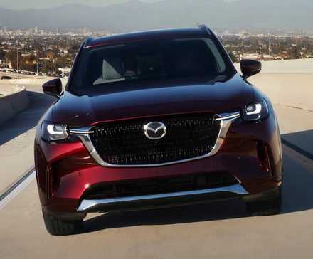 2025 Mazda CX-90 3.3 Turbo S Premium Plus em marrom dirigindo em rodovia