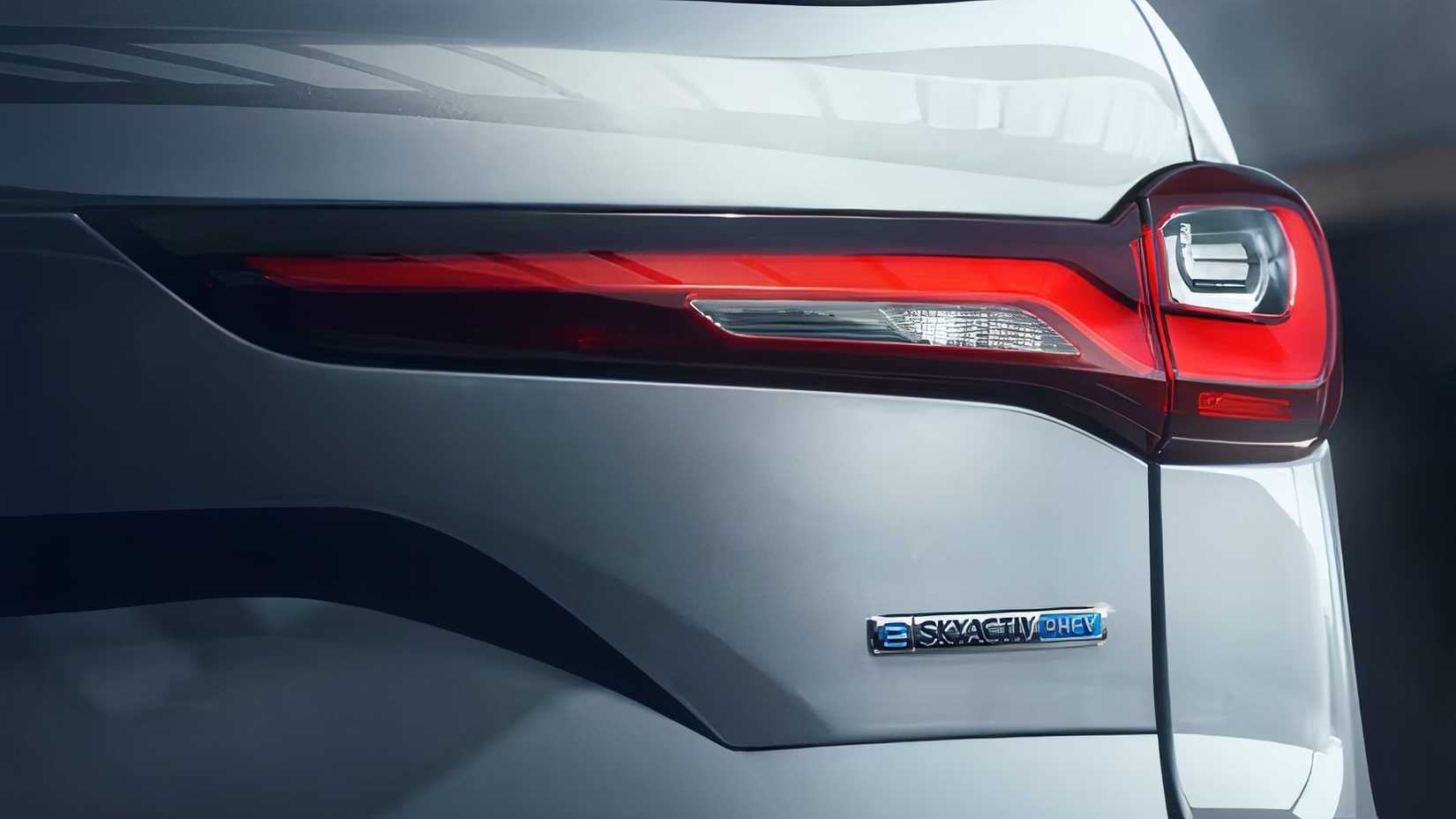 2025 Mazda CX-90 PHEV Premium Plus com emblema traseiro branco