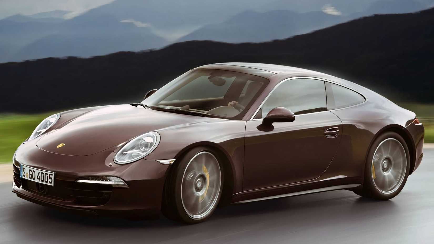 Foto de ação frontal 3/4 do Porsche 911 Carrera 4S 2015 em marrom dirigindo em estrada secundária