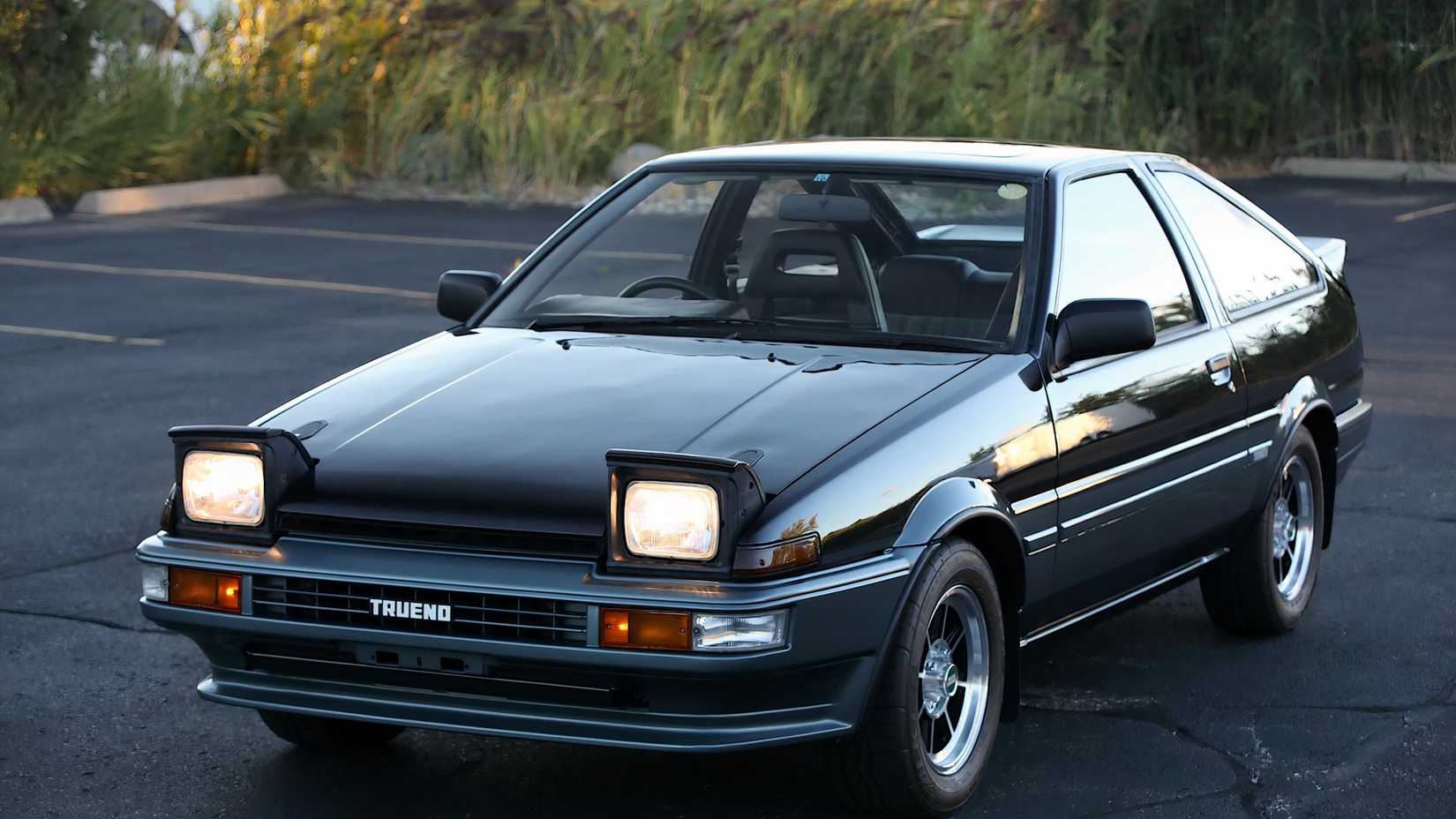 1985 Toyota AE86 Sprinter Trueno GT em preto estacionado no estacionamento