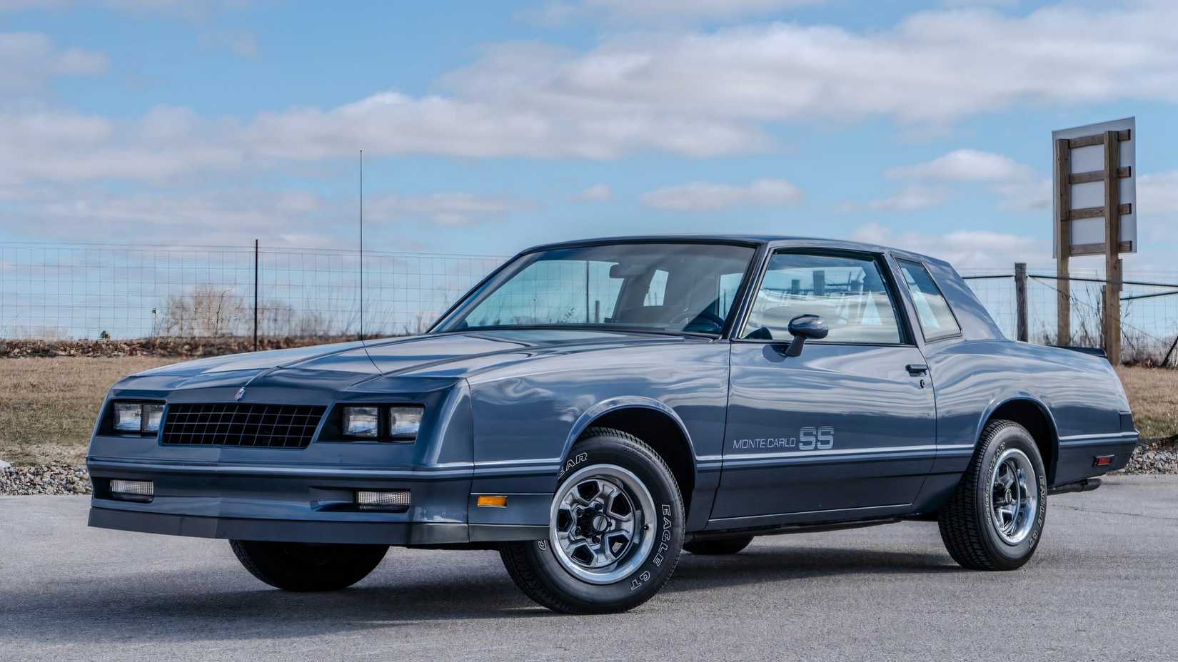 Chevrolet Monte Carlo SS 1984 em azul estacionado
