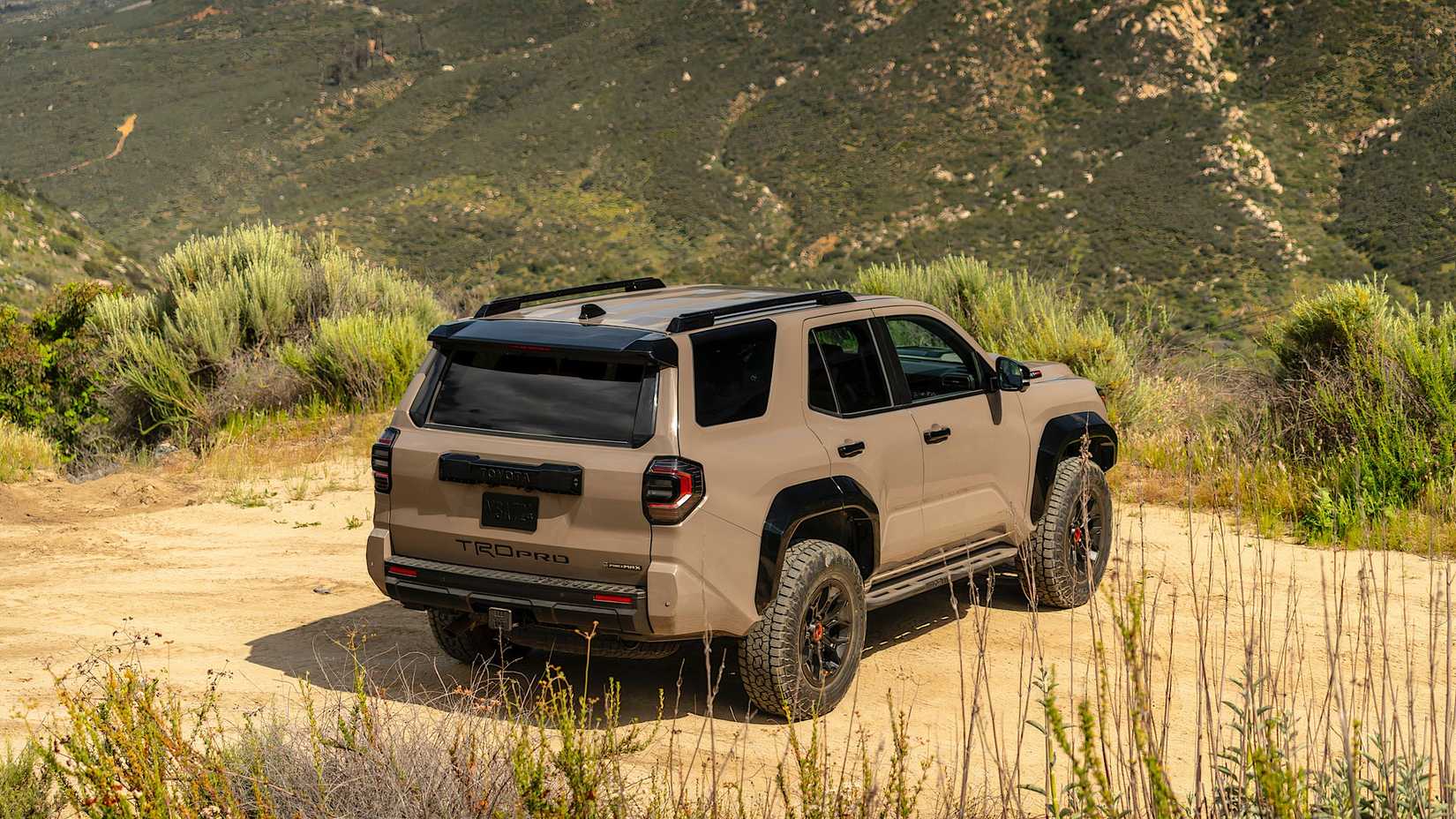 2025 Toyota 4Runner TRD Pro em marrom estacionado off-road